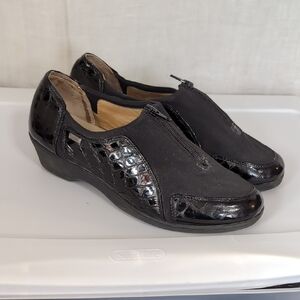 Softspots Black Croc Patent Leather and Knit Zip Up Shoe Size 9WW